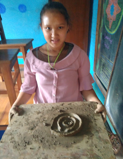 ילדה בנפאל יצרה משחק מבוך עגול