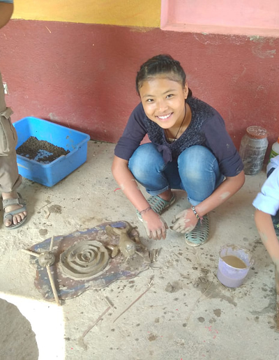 ילד וילדה יוצרים בנפאל